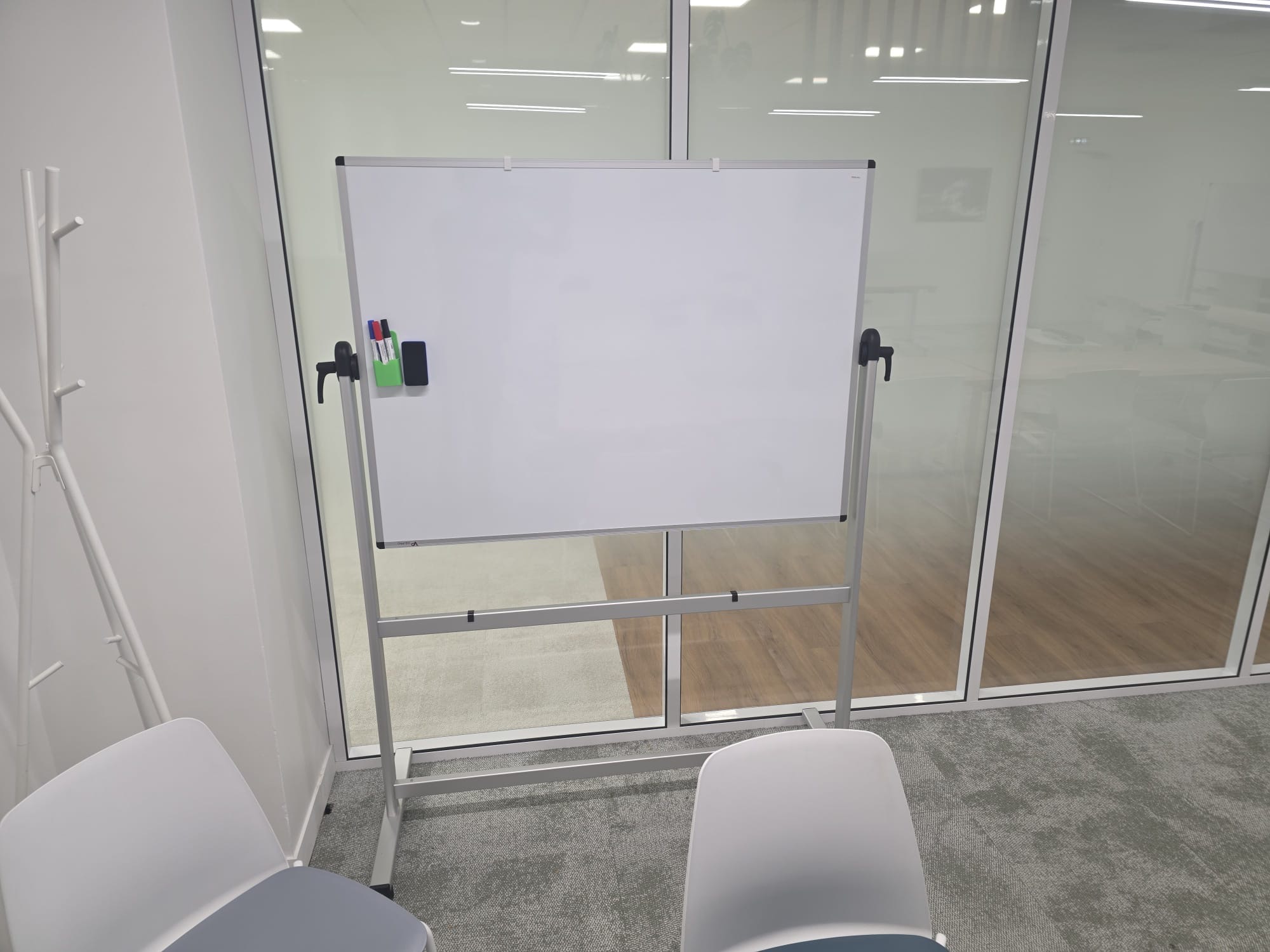 Tableau blanc monté espace de coworking bureau vitré