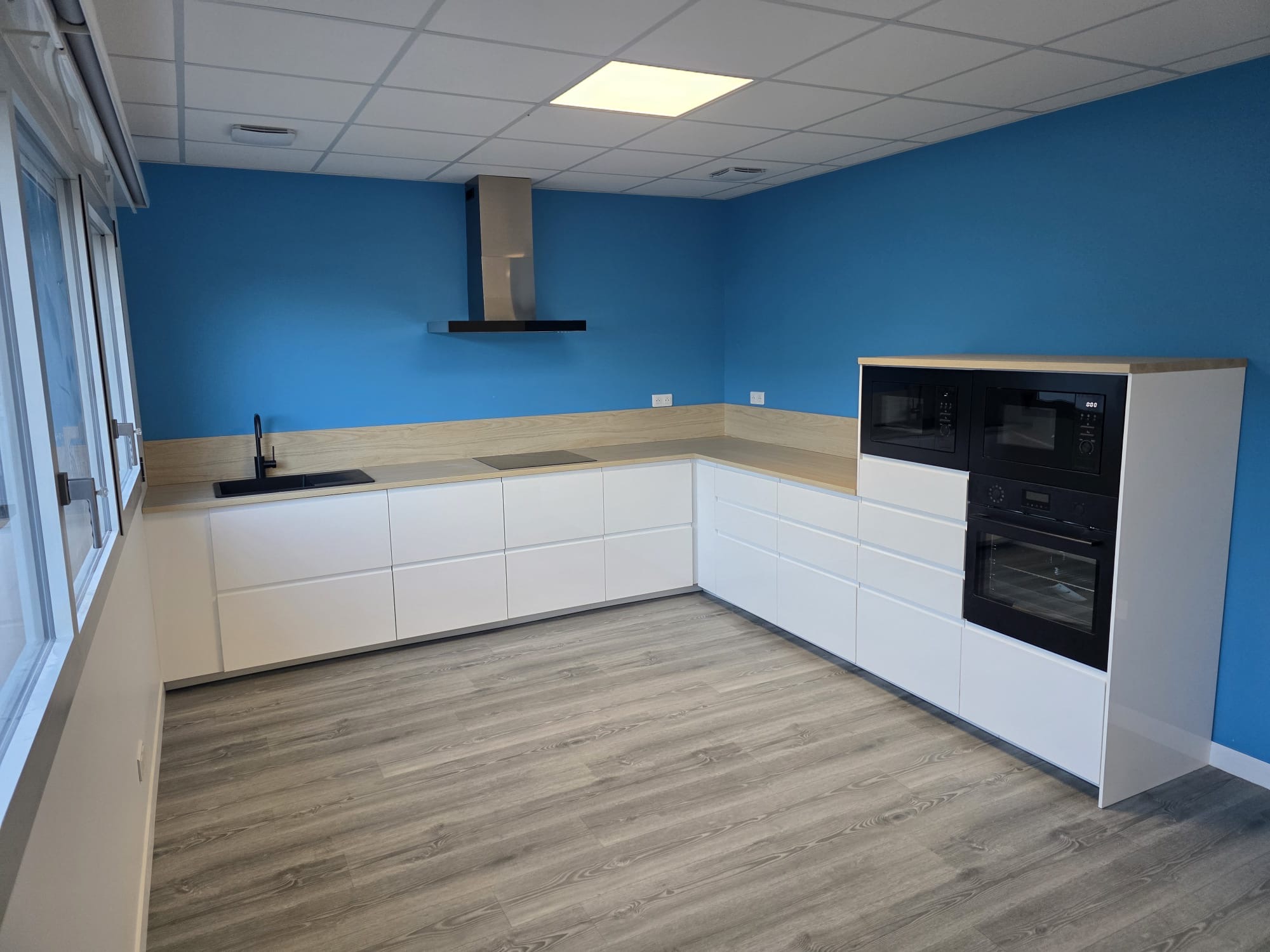 Cuisine IKEA professionnelle posée terminée murs bleus