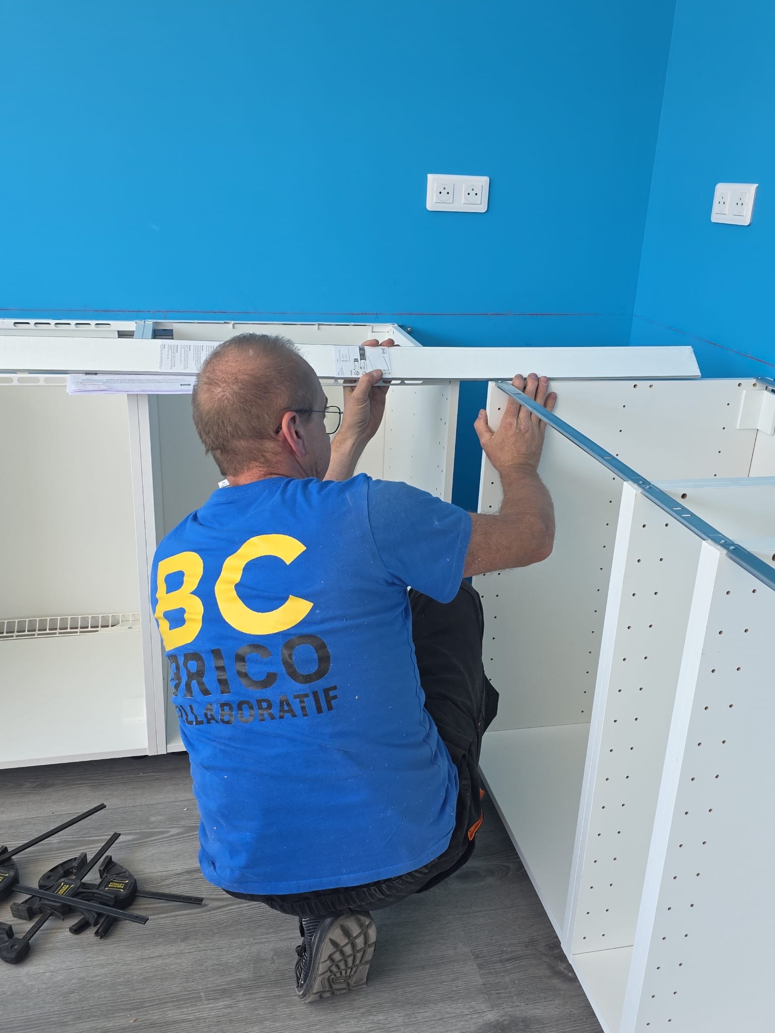 Frédéric Vidal assemble les caissons cuisine IKEA