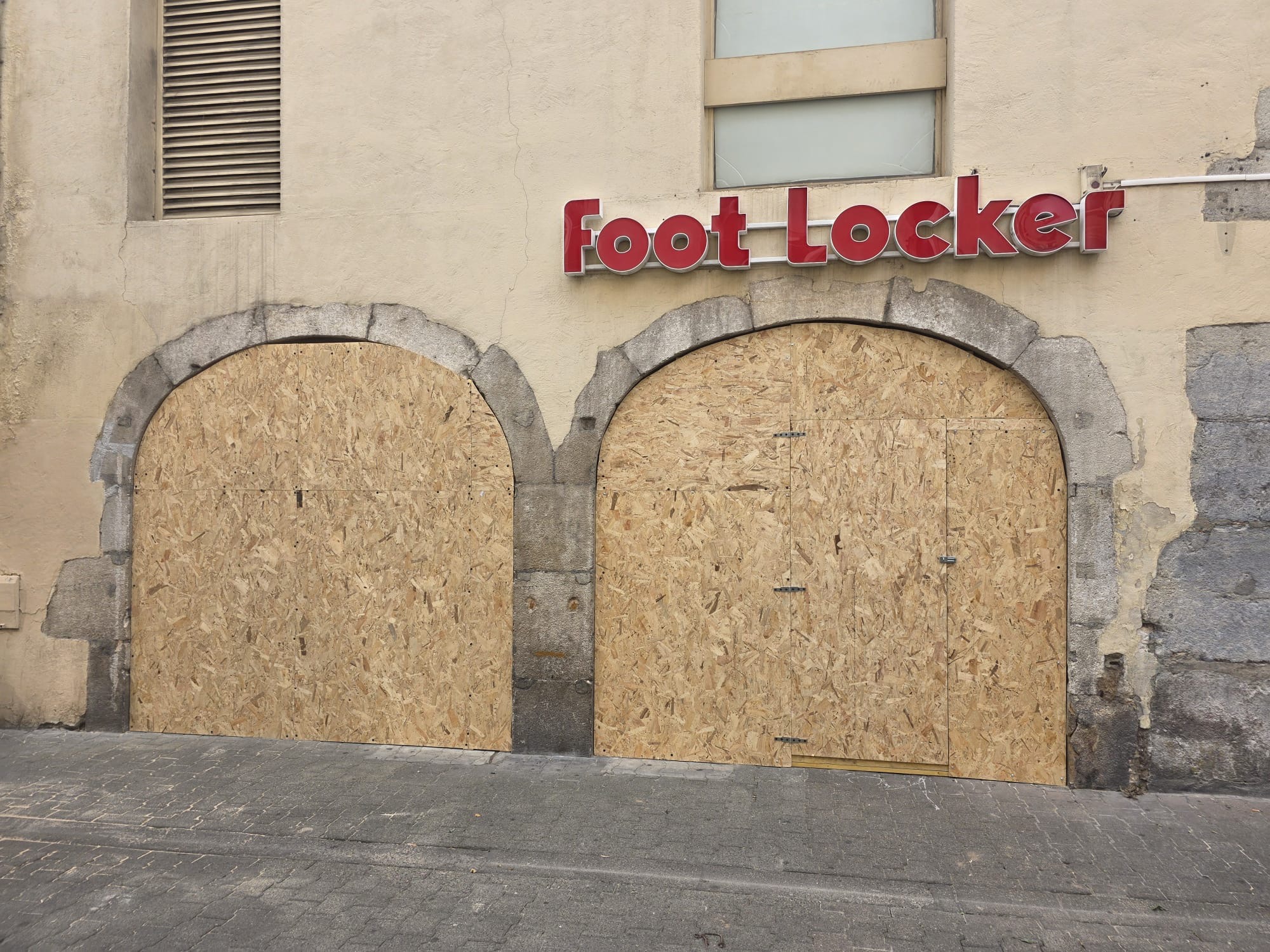 Foot Locker Grenoble sécurisé panneaux OSB terminé