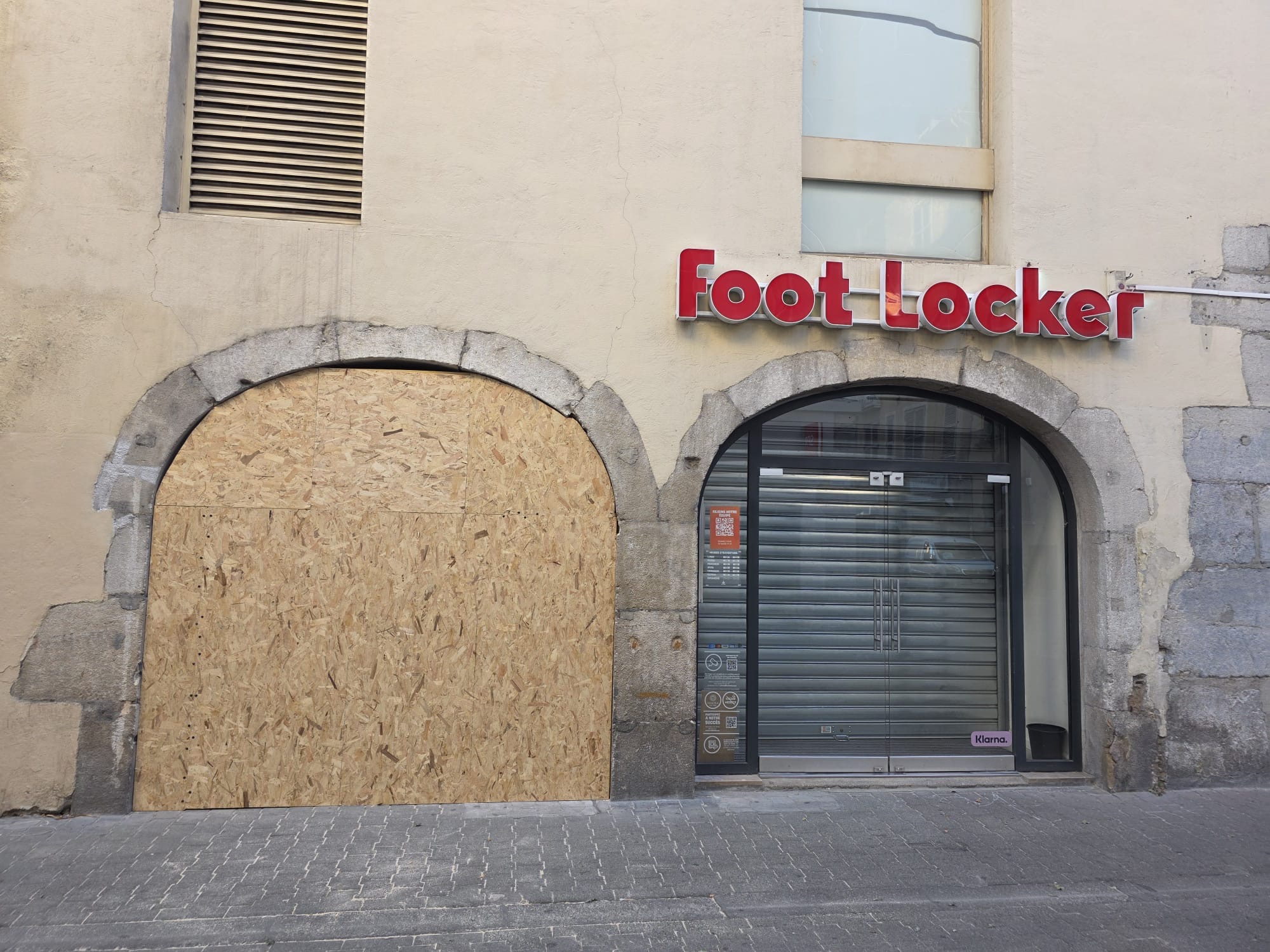 Foot Locker Grenoble vitrine brisée avant intervention