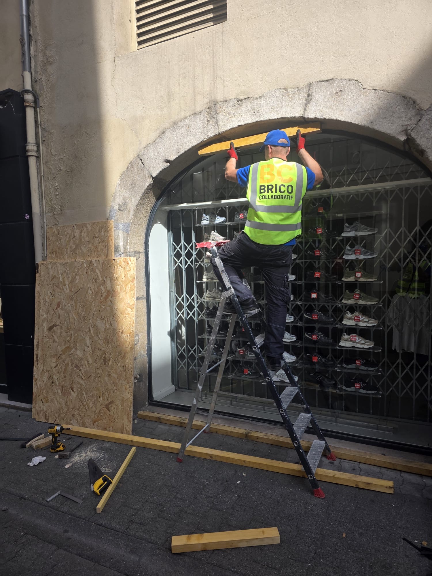 Frédéric Vidal pose les panneaux OSB Foot Locker Grenoble