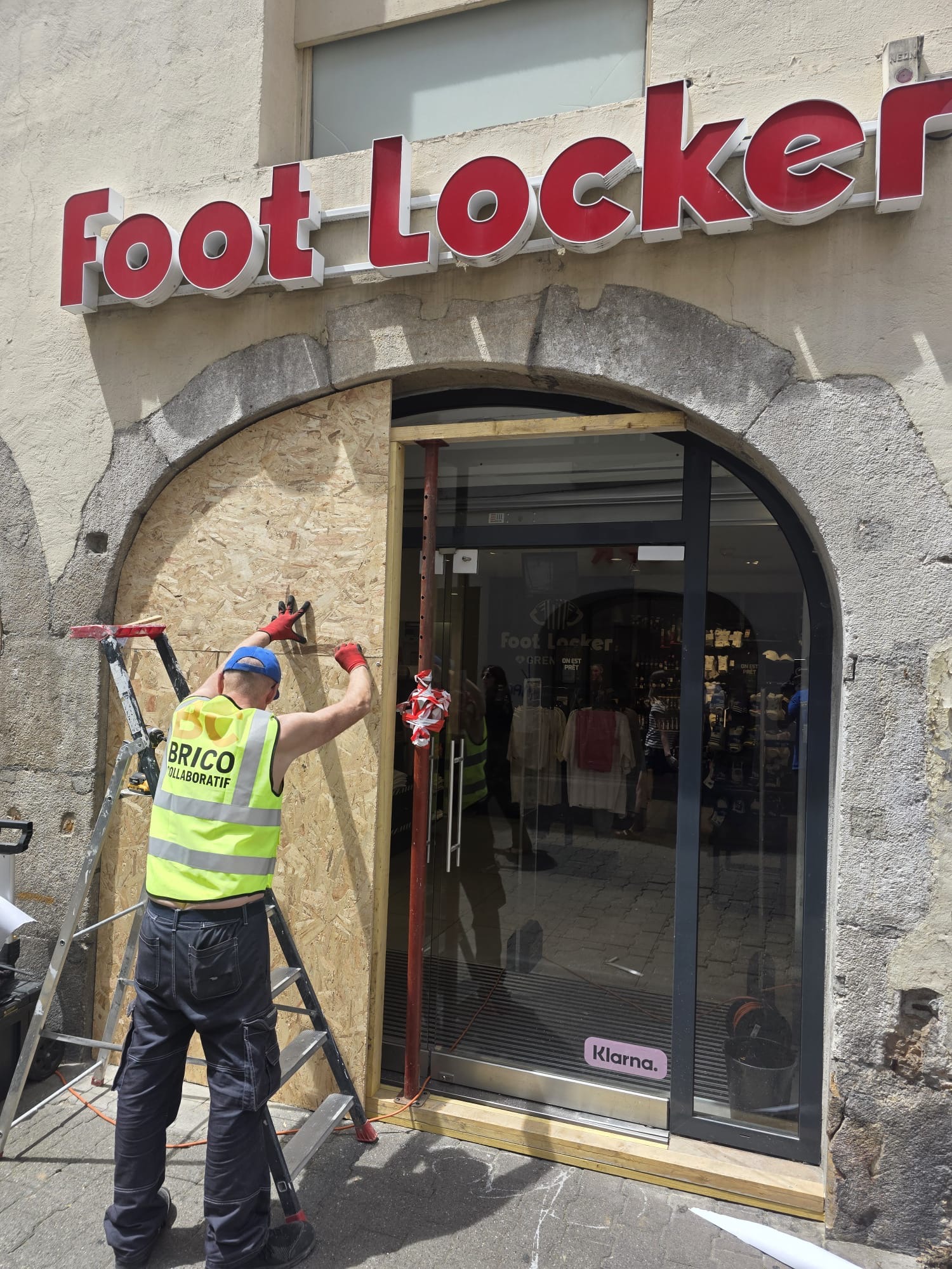 Frédéric Vidal sécurise la devanture Foot Locker Grenoble