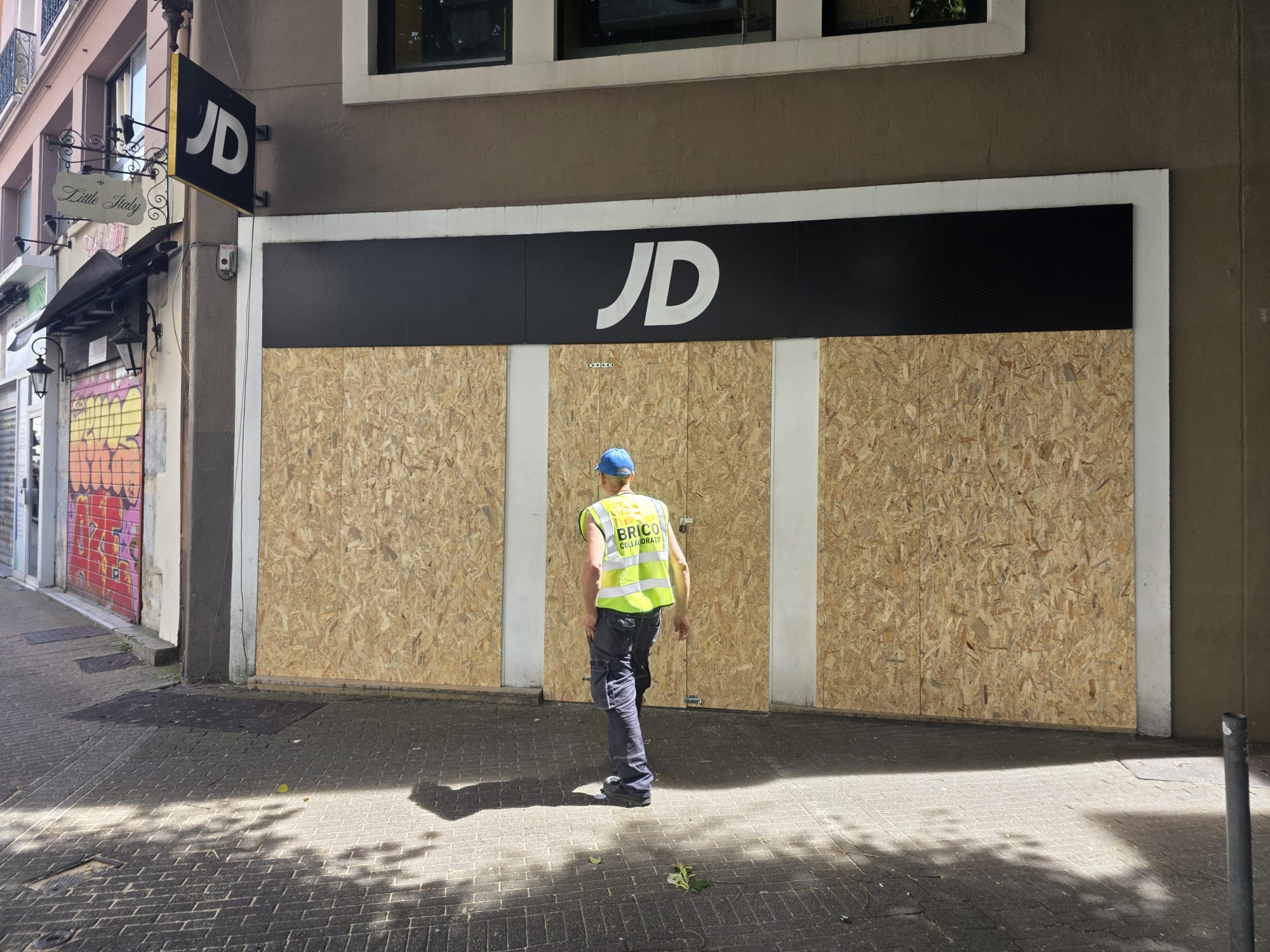 JD Sports Grenoble sécurisé panneaux OSB Brico Collaboratif