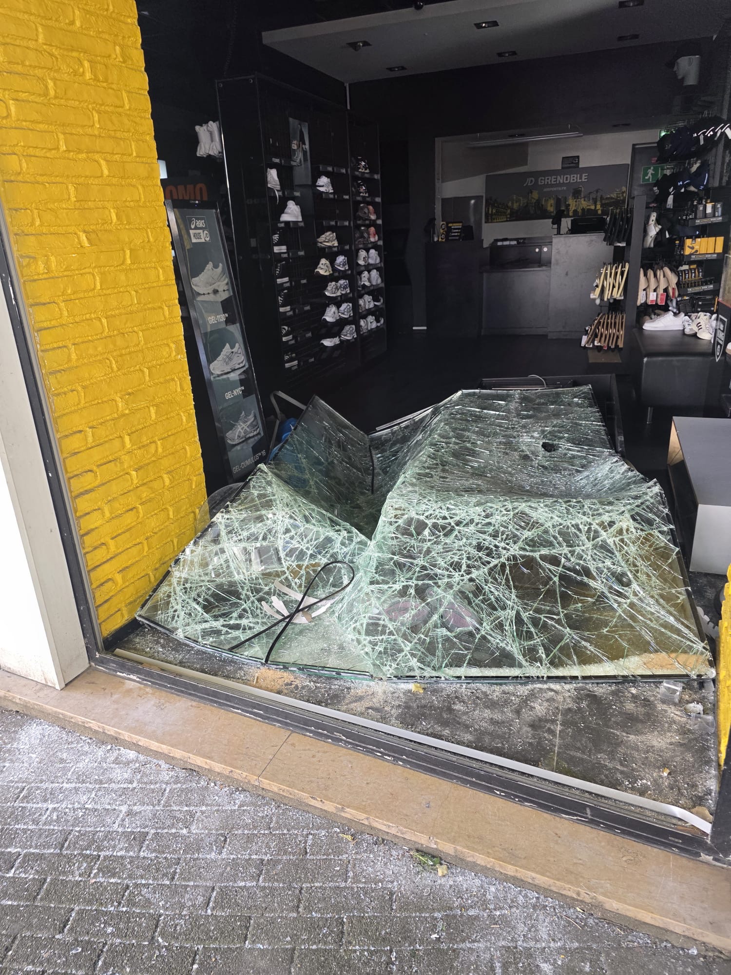 Vitrine JD Sports Grenoble brisée avant intervention